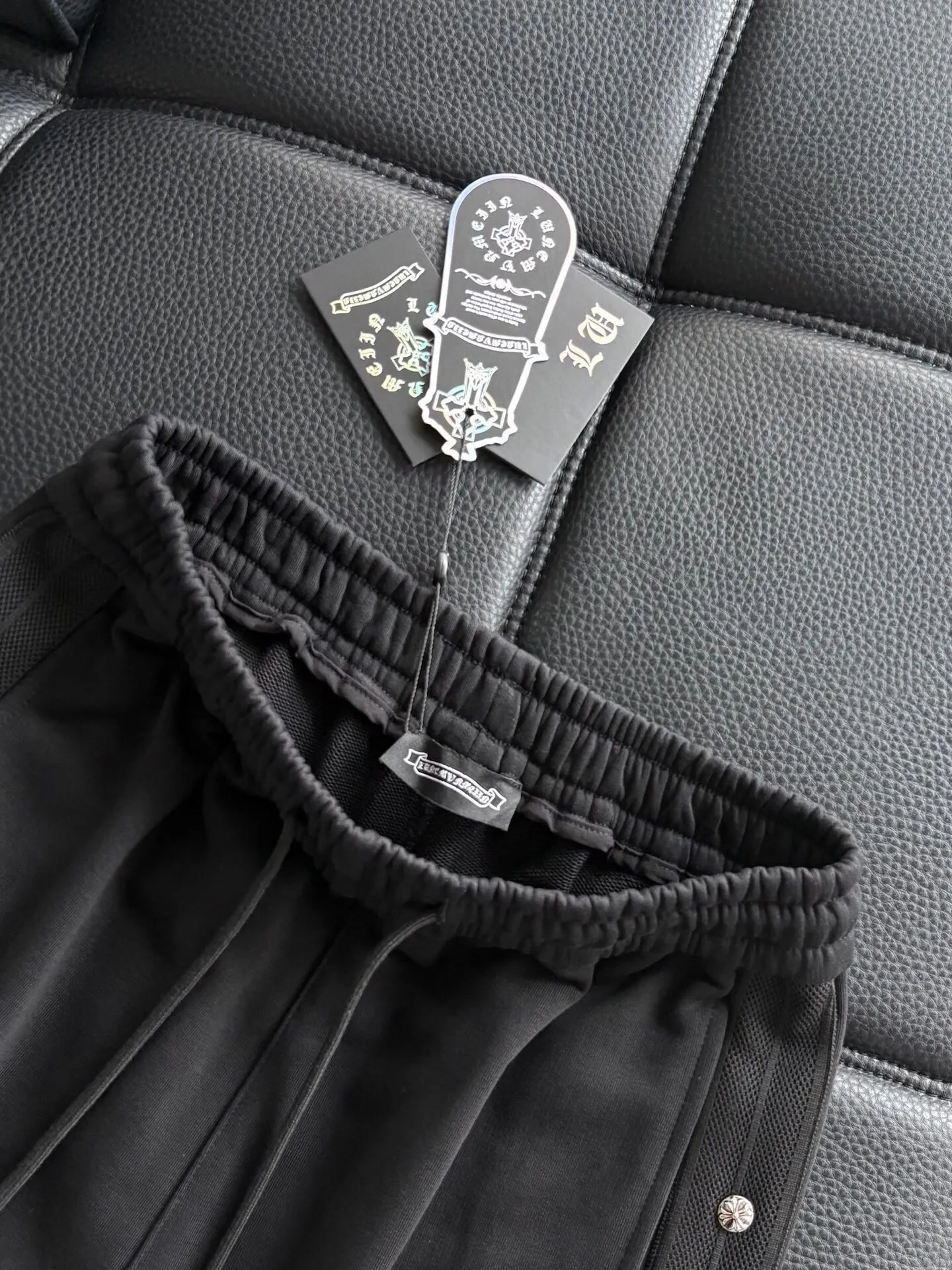 P506 💰 Chrome Chrome Heart with leather casual cotton trousers, new original cross with leather casual cotton trousers, vibe style niche high-waisted straight slim trousers. Chrome Heart’s classic cross is expressed in the form of a label, and the customized hardware does not have a bit of a rustic feel. It is luxurious without losing its connotation. The fit is perfect, super soft and skin-friendly after washing, and the whole pair of pants has a cross design. Built by top heavy industry, this is a magic weapon you can’t miss!男女同款，小红书同款。  颜色:黑色 码数:m~3x 款号:3738